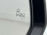 隣車線を走る車両をレーダーで検知し、ドアミラーでは確認しにくい後側方エリアに存在する車両に加え、急接近してくる車両も検知します。車両を検知するとドアミラーに搭載されたLEDインジケーターが点灯します。