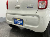 【後退時ブレーキサポート】リヤバンパーに4つの超音波センサーを内蔵し、車両後方にある障害物を検知。透明なガラスなども検知でき、コンビニの駐車場などでの衝突回避をサポートします。