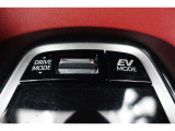 【ecoモード・EVモード切替スイッチ】燃費を重視した【ecoモード】や夜間や早朝・住宅街などでご使用いただくことが多い【EVモード】に切り替えるときには運転席横のスイッチを使用します。