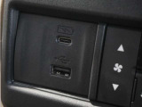 【USBジャック】充電をスマートに。スマートフォンやタブレット、携帯ゲーム機などの充電が可能。