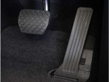 【オルガン式アクセルペダル】 かかとがずれにくく、アクセルペダルがコントロールしやすくなります。また運転時の疲労を軽減し、とっさのときの踏み間違いも起きにくくなります。