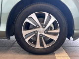 アルミホイール装着車です。見た目だけでなく、鉄ホイールより軽く、燃費にも良い影響を与えてくれます。