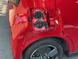 車を降りてさっと充電できるよう、車両右側に充電ポート設計。