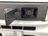 普通充電はフタを直接押し、急速充電は車内のボタンを操作して開け、あとは充電コネクターを差すだけで充電開始します。簡単な充電操作と、フタの開け方を変えることで差し間違いを防げる安心感。