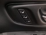【ドライビングポジションシステム】ドライビングポジションを記憶し、乗車するごとにボタンひとつで自動調節を行います。