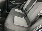 後部座席には、ひじ掛けも付いておりますので、ゆったりくつろげます。