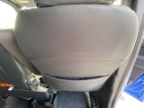 運転席背面には収納ポケットがあります。