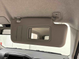 ちょっとした身だしなみチェックができるバニティミラー(運転席・助手席)&チケットホルダー(運転席)付きサンバイザー。