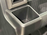 助手席埋め込み式カップホルダー(太ボトル600mm収納可能)
