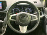 握りやすく操作しやすいステアリング。インパネスイッチも手の届く範囲に配置され、運転中の操作をスムーズに行えます。