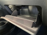 こちらに車検証等の書類を収納することができます。