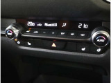 左右独立温度コントロールフルオートエアコンです。運転席、助手席それぞれで独立して温度設定ができます。冷え性の方が乗っても安心ですね♪