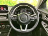 操作しやすいステアリングで、快適なドライビングポジションを実現。握りやすく、長時間の運転でも疲れにくい設計です。細部までこだわりが光ります。