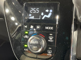 【オートエアコン】一度お好みの温度に設定すれば、車内の温度を検知し風量や温度を自動で調整。暑い&hellip;寒い&hellip;と何度もスイッチ操作をする必要はありません。快適な車内空間には必須の機能ですね♪