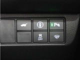 ホンダセンシングが装備されています。アダプティブレーダークルーズやレーンキープアシスト、車線逸脱防止機能なども備えていて、ロングドライブも快適で安全にお楽しみいただけます。