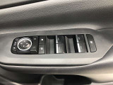 パワーウィンドのスイッチです。運転席に座りながら、助手席や後席の窓を開け閉めできるので大変便利ですよ。