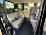 2列目にご乗車の方もゆったり足が組める驚きの広さです。