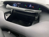【グローブボックス】収納スペースも充実しております。