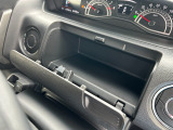 運転席の上部にあるアッパーボックスは、財布や小物などでもすぐに取り出せる便利な収納☆