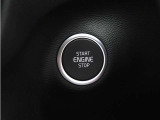 ステアリングホイールの横にあるスタートボタンを使用して、車両を始動/オフにできます。