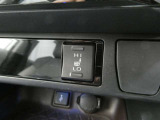 運転席のシートにヒーター機能が付いています お手元のスイッチでシートが温かくなります 冬などにはとても快適な装備のひとつです