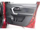 ドアポケットにボトルホルダーも付いております!