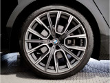 【BMWアロイホイル】軽量かつ強度に拘ったアロイホイル。走行性能ポテンシャルを引き出す設計。車の足元を引き締めてくれる大きなポイントはアロイホイルです。