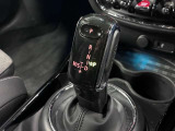 MINIのシフトレバーは、手に馴染む丸みを帯びた形状が特徴です。現行モデルではトグルスイッチ型の小さなレバーへ進化し、センターパネルに配置。足元がすっきりし、ゴーカート感覚の操作を楽しめます。