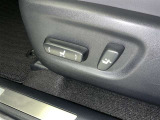 パワーシート搭載。微妙な調整が手軽にでき、ピッタリのポジションで運転することが可能です。