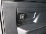 テールゲートを開けたトランクにもアクセサリーソケットを差し込めるところがあります。