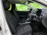 運転席周りは、シンプルで操作性に優れています。快適なドライビングポジションを実現しています。