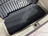 ラゲッジアンダーボックスも装備されております。荷物を載せたり、荷室が広くなりますので大型荷物も載せることができます。