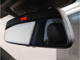 BMWではルームミラーの裏側にETCの車載器が内蔵されており、別途で車載器の購入必要なしで非常にスマート。皆様が驚かれるポイントのでもあります