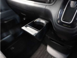 【格納式ドリンクホルダー】使いたいときだけ現れて、使わないときはインテリアと一体化します。
