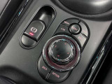 MINIの運転席操作部は、中央に構えるディスプレイが最大の特徴です。航空機を思わせるトグルスイッチなど、直感的で遊び心のあるメカニカルな操作感が、ゴーカートのような走りの高揚感を高めます。