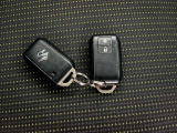 付いてて便利!とても人気の高い装備のスマートキーシステム。キーを携帯しているだけで、ドアロックの開閉並びにエンジンの始動が可能な装備です。