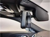 BMWではルームミラーの裏側にETCの車載器が内蔵されており、別途で車載器の購入必要なしで非常にスマート。皆様が驚かれるポイントのでもあります