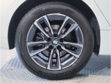 【BMWアロイホイル】軽量かつ強度に拘ったアロイホイル。走行性能ポテンシャルを引き出す設計。車の足元を引き締めてくれる大きなポイントはアロイホイルです。