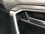 運転席は、ドライバー2名分のシートポジションを記憶・再現できるメモリー機能を搭載しています。