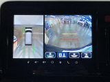 【全方位モニター】自車周辺をぐるりと俯瞰できるカメラで危険を察知。上空からの映像で自動車や障害物の位置が詳細に確認できるので、狭い駐車場でも安心して駐車できますね。