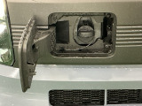 普通充電はフタを直接押し、急速充電は車内のボタンを操作して開け、あとは充電コネクターを差すだけで充電開始します。簡単な充電操作と、フタの開け方を変えることで差し間違いを防げる安心感。