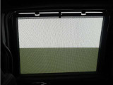 ◆スクリーンサンシェード◆リアドアに装備されています。日差しを和らげ、プライバシーの保護にも役立ちます。後部座席にお子様を乗車させるときも、ゆっくりお昼寝できます♪