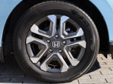 タイヤサイズは、185/65R15です。高品質でデザインにも優れているクロスター専用アルミホイールが装備され、スポーティーな雰囲気を演出しています。