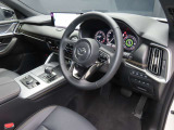 運転席のドアを開け、乗り込む際のイメージです。足元には純正フロアマットも敷かれています。