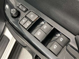 全席に電動パワーウインドウを装備。乗員それぞれが快適に操作できます。
