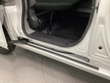 ホンダ車の低床ボディは乗りやすく、足元も広びろですよ。