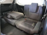 【シートアレンジ】後席を前にずらして荷室を広げられる。後席背面にある操作レバーを引くだけで、荷室側から後席のスライドが可能。前にずらして荷物を置くスペースを広げることができます。
