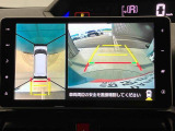 車両の前後左右に搭載した4つのカメラにより、車を真上から見ているような映像を表示。運転席から確認しにくい車両周囲の状況を把握できます。