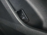 クオリティの高いシートを採用するのは、Audiのクルマづくりの哲学のひとつです。特に座り心地が重要です。体の大きなドイツ人が座っても頑丈な耐久性があります。。しかも肌触りも良く高級家具のようです。