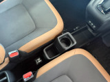 運転席からも助手席からも手の届く位置にありどちら側からでも使うことができます。
